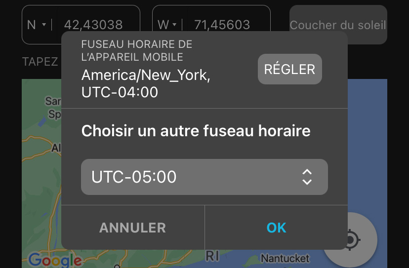 Si vous appuyez sur Sélectionner le fuseau horaire, une nouvelle fenêtre affiche le « Fuseau horaire de votre appareil mobile » à côté d’un bouton Définir. Un menu déroulant intitulé « Sélectionner un autre fuseau horaire » vous permet de sélectionner manuellement un autre fuseau horaire.