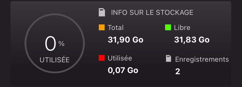 Le panneau d’informations sur le stockage est situé sous le panneau de niveau du microphone.