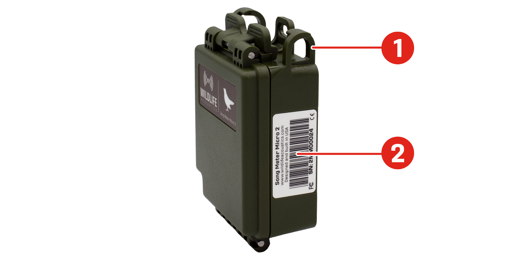 O Song Meter Micro 2 é mostrado na parte frontal direita com a tampa fechada. As localizações dos recursos estão destacadas. Uma das duas alças de montagem está localizada no canto superior direito do gabinete. Uma etiqueta de código de barras está localizada na borda direita do gabinete.