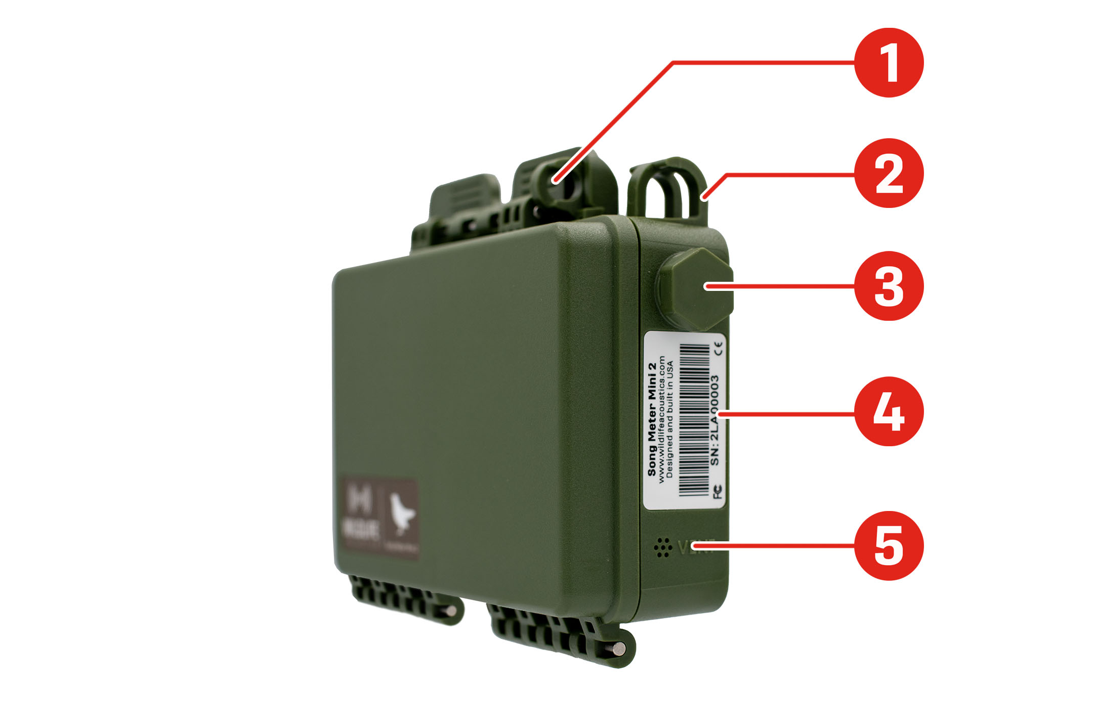 El Song Meter Mini 2 desde la parte delantera derecha con la tapa cerrada. Se resaltan las ubicaciones de los elementos. La presilla para el candado está ubicada en el borde superior del grabador, en el extremo derecho del cierre de la carcasa. Una de las dos anillas de montaje se encuentra a la derecha del cierre de la carcasa y de la presilla para el candado. El segundo puerto de micrófono, ocupado por un tornillo hexagonal, se encuentra en la parte superior del borde derecho. Encontrará una etiqueta con un código de barras debajo del puerto del micrófono. Los orificios de ventilación de la humedad se encuentran en la parte inferior del borde derecho, junto a la marca VENT.
