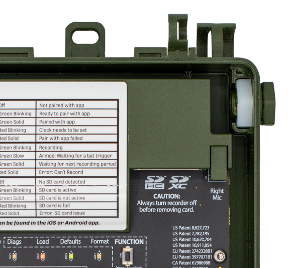 En la esquina superior derecha del grabador encontrará un perno de plástico extraíble enroscado con una tuerca de plástico. La cabeza hexagonal del perno se encuentra en la parte exterior de la carcasa. La tuerca de plástico se sujeta mediante una ranura en el interior de la carcasa.