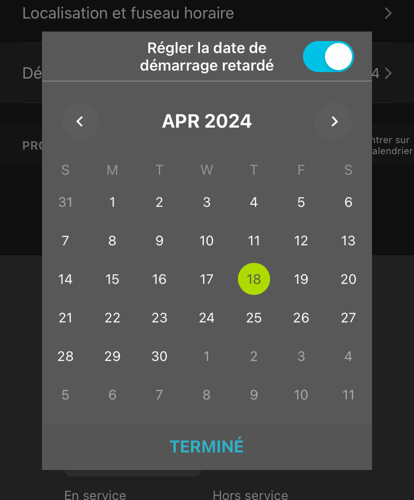 En haut de l’interface du calendrier se trouve un bouton permettant d’activer ou de désactiver la fonction de démarrage différé. Le calendrier affiche un mois à la fois, avec des flèches gauche et droite de chaque côté du libellé du mois et de l’année. Chaque semaine du calendrier est organisée du dimanche au samedi. Un bouton « TERMINÉ » se trouve en bas de la fenêtre.