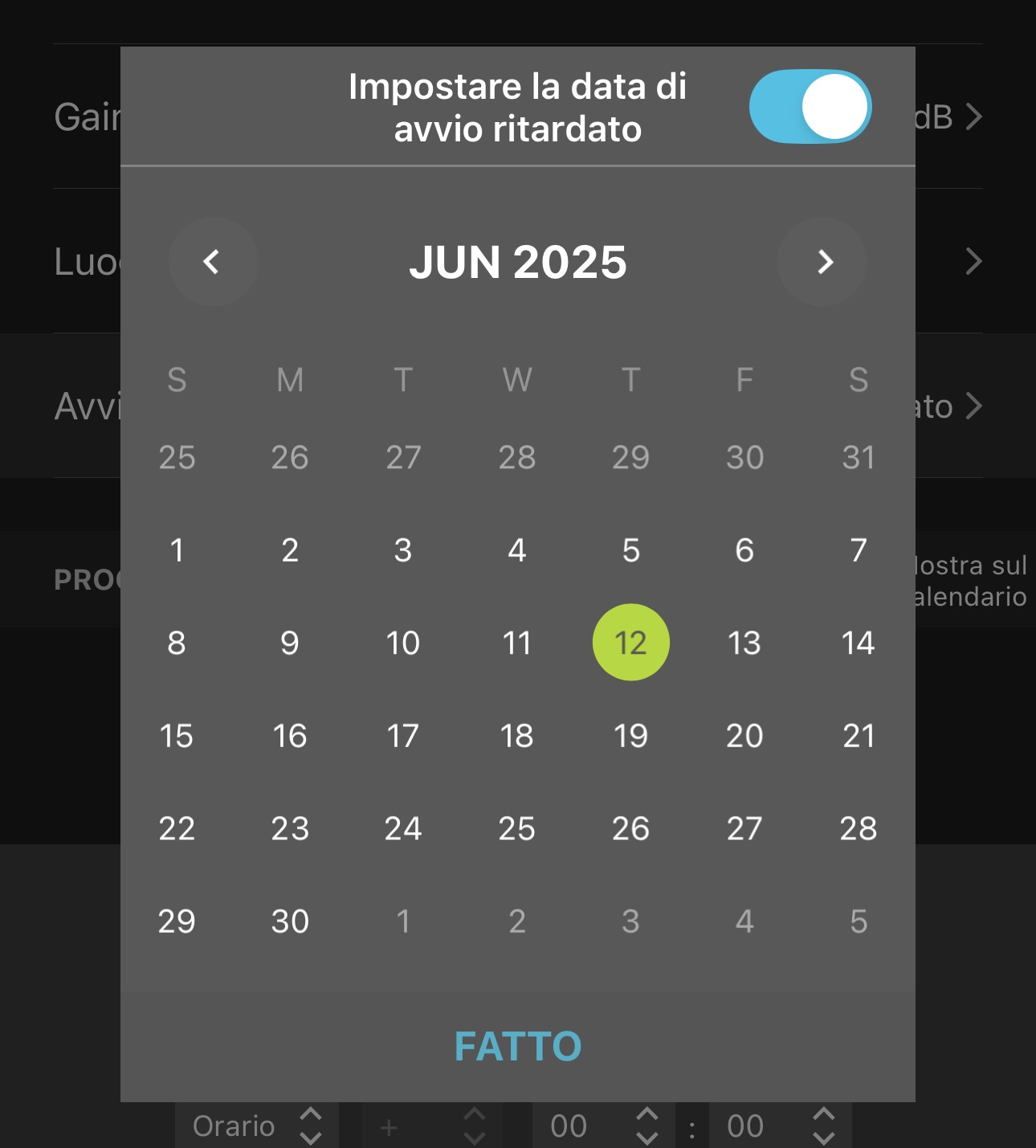 Nella parte superiore dell'interfaccia del calendario c'è un interruttore per abilitare o disabilitare la funzione Avvio ritardato. Il calendario mostra un mese alla volta, con le frecce sinistra e destra su entrambi i lati dell'etichetta del mese e dell'anno. Ogni settimana del calendario è stabilita dalla domenica al sabato. Il pulsante «FATTO» si trova nella parte inferiore della finestra.