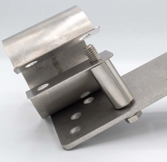 The cylindrical spacer should touch the external face of the mounting bracket. The microphone clamp will naturally spring slightly open.